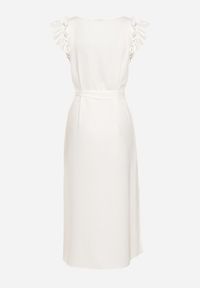 Born2be - Biała Sukienka Wiązana w Pasie z Rękawem z Falbanką z Rozcięciami i Cyrkoniami Fernesta. Okazja: do pracy. Typ kołnierza: kołnierz z falbankami. Kolor: biały. Wzór: aplikacja. Styl: wizytowy, elegancki #6