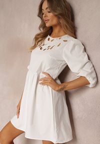Renee - Biała Sukienka Mini z Ażurowym Dekoltem i Rękawem 3/4 Aphromia. Kolor: biały. Wzór: ażurowy. Długość: mini #3
