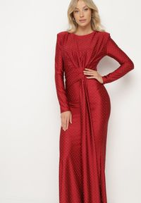 Born2be - Bordowa Sukienka Koktajlowa o Dopasowanym Kroju z Cyrkoniami i Marszczeniem w Talii Issalina. Okazja: na imprezę. Kolor: czerwony. Długość rękawa: długi rękaw. Wzór: aplikacja. Typ sukienki: dopasowane. Styl: wizytowy #4