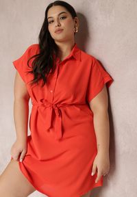Renee - Pomarańczowa Sukienka Koszulowa Wiązana w Pasie z Krótkimi Rękawami Wellwood. Kolekcja: plus size. Kolor: pomarańczowy. Materiał: tkanina. Długość rękawa: krótki rękaw. Wzór: gładki. Sezon: lato, wiosna. Typ sukienki: koszulowe. Długość: midi #4