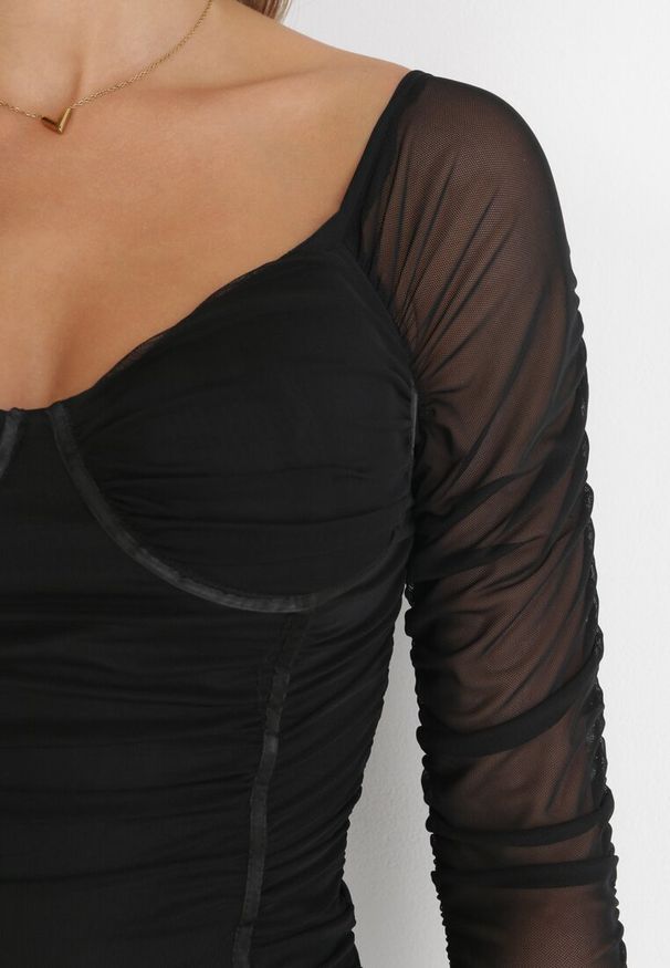 Born2be - Czarna Dopasowana Sukienka z Marszczeniem Ferdu. Kolor: czarny. Typ sukienki: dopasowane