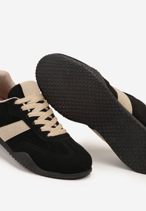 Renee - Czarno-Beżowe Sneakersy Ozdobione Tłoczeniem Halennesa. Okazja: na co dzień. Kolor: czarny. Materiał: jeans. Wzór: aplikacja