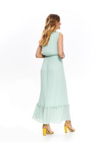TOP SECRET - Elegancka sukienka z plisami. Kolor: zielony. Materiał: materiał, prążkowany. Długość rękawa: krótki rękaw. Wzór: aplikacja. Sezon: wiosna, lato. Styl: elegancki. Długość: maxi #4