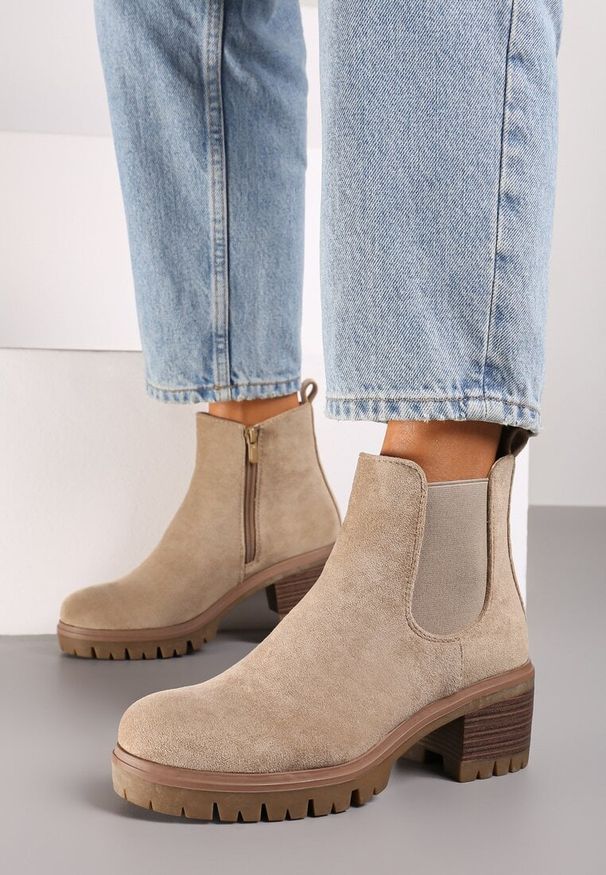 Born2be - Ciemnobeżowe Botki na Słupku Rona. Okazja: na co dzień. Kolor: beżowy. Materiał: jeans. Wzór: aplikacja. Obcas: na słupku. Styl: casual, klasyczny, elegancki. Wysokość obcasa: niski