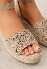 Renee - Ciemnobeżowe Sandały VICES na Koturnie z Plecionką w Stylu Boho Petrallea. Okazja: na co dzień. Zapięcie: sprzączka. Kolor: beżowy. Sezon: lato. Obcas: na koturnie. Styl: boho #2