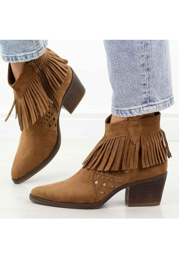 Brązowe kowbojki damskie M.Daszyński Sa261-13. Okazja: na co dzień. Kolor: brązowy. Materiał: zamsz. Szerokość cholewki: normalna. Sezon: wiosna, jesień, lato. Obcas: na obcasie. Styl: casual, elegancki, boho, klasyczny. Wysokość obcasa: średni