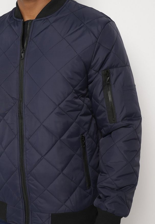 Born2be - Granatowa Kurtka Bomberka z Pikowanym Wzorem Nevelania. Kolor: niebieski. Styl: sportowy, elegancki