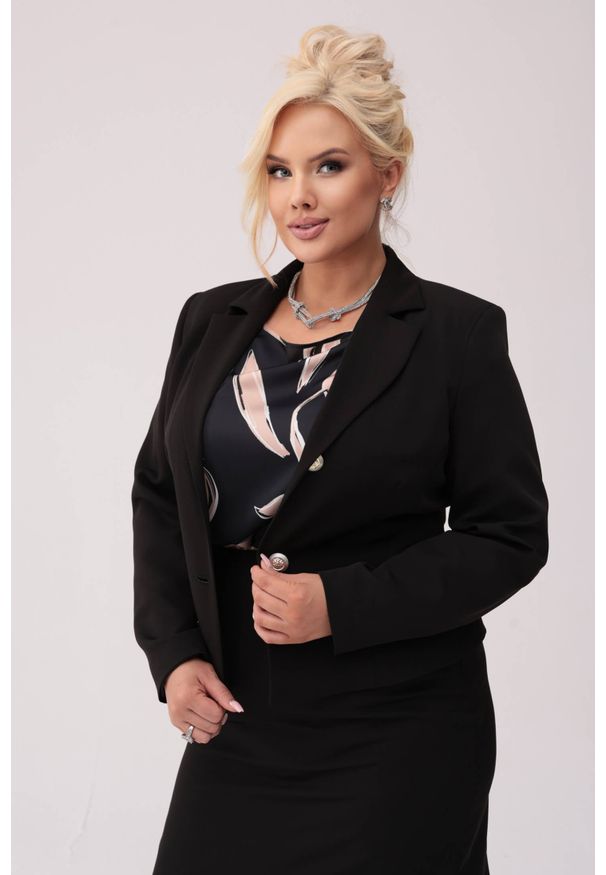 Moda Size Plus Iwanek - Czarny elegancki biznesowy żakiet Amelia PLUS SIZE XXL OVERSIZE WIOSNA. Okazja: na spotkanie biznesowe. Kolekcja: plus size. Kolor: czarny. Materiał: tkanina, elastan, poliester. Długość: krótkie. Sezon: wiosna. Styl: biznesowy, elegancki