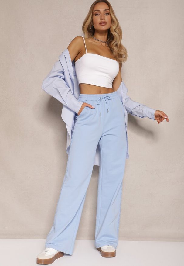 Renee - Jasnoniebieskie Bawełniane Spodnie o Szerokim Kroju High Waist z Lampasami Pillorra. Okazja: na co dzień. Stan: podwyższony. Kolor: niebieski. Materiał: bawełna. Styl: sportowy, casual