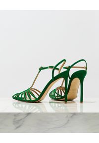 FRANCESCO RUSSO - Zielone sandały z zamszu. Zapięcie: pasek. Kolor: zielony. Materiał: zamsz. Wzór: napisy, paski. Styl: klasyczny