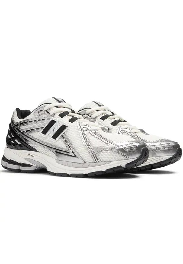 New Balance M1906RER Sneakersy unisex. Kolor: srebrny. Materiał: syntetyk. Szerokość cholewki: normalna. Sezon: lato