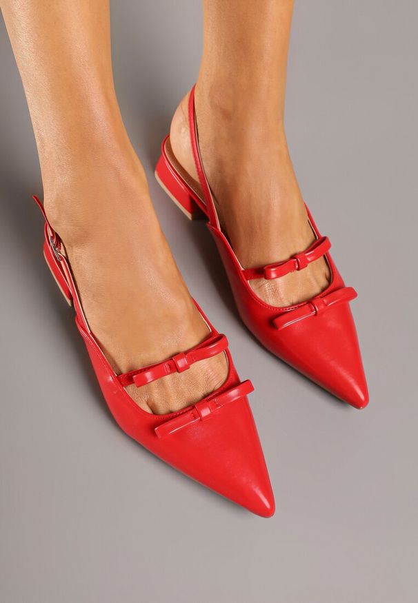 Renee - Czerwone Sandały Slingback na Niskim Obcasie Zdobione Kokardkami Remelle. Okazja: na co dzień. Zapięcie: pasek. Kolor: czerwony. Materiał: jeans. Wzór: aplikacja. Obcas: na obcasie. Styl: klasyczny, casual, elegancki. Wysokość obcasa: niski