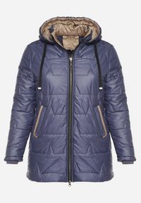 Born2be - Niebieska Pikowana Kurtka o Prostym Kroju z Kapturem Nileria. Okazja: na spotkanie biznesowe, do pracy, na co dzień. Typ kołnierza: kaptur. Kolekcja: plus size. Kolor: niebieski. Materiał: poliester, jeans, dzianina. Styl: casual, biznesowy #6