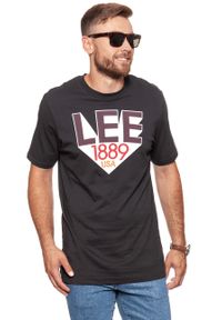 Lee - LEE T SHIRT RETRO T FADED BLACK (TALL) L63UAIKD. Kolor: czarny. Styl: retro