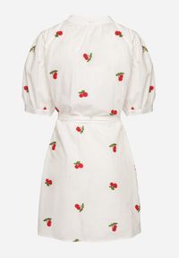 Born2be - Biała Bawełniana Sukienka Koszulowa Zdobiona Haftem w Wisienki Delarmira. Okazja: na co dzień. Typ kołnierza: dekolt w serek. Kolor: biały. Materiał: bawełna. Wzór: aplikacja, haft. Typ sukienki: koszulowe. Styl: casual, elegancki #2