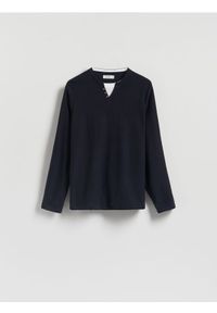 Reserved - Longsleeve henley - granatowy. Typ kołnierza: typu henley. Kolor: niebieski. Materiał: bawełna. Długość rękawa: długi rękaw