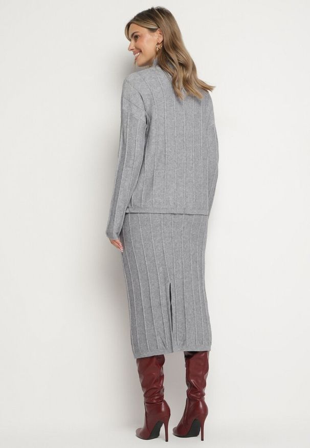 Born2be - Ciemnoszary Dzianinowy Komplet z Wiskozą o Tłoczonym Splocie Sweter z Półgolfem i Spódnica Atteris. Kolor: szary. Materiał: dzianina, wiskoza. Wzór: ze splotem