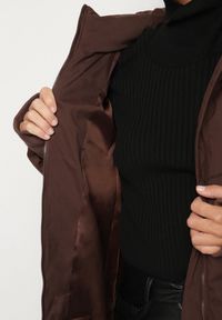 Born2be - Brązowa Pikowana Kurtka Przeciwdeszczowa z Kapturem Lanelle. Okazja: na co dzień, na spacer. Typ kołnierza: kaptur. Kolor: brązowy. Materiał: jeans. Sezon: zima, lato. Styl: casual #3