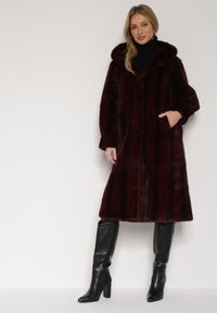 Born2be - Bordowy Płaszcz Futerko w Pionowy Wzór z Kapturem Cahroris. Typ kołnierza: kaptur. Kolor: czerwony. Materiał: futro. Styl: klasyczny, elegancki #1