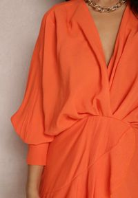 Renee - Pomarańczowa Sukienka Barbeina. Kolor: pomarańczowy. Wzór: geometria. Typ sukienki: kopertowe. Długość: mini #3