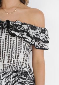 Born2be - Czarna Rozkloszowana Sukienka Mini Hiszpanka z Gumką w Pasie i Ozdobnym Haftem Lenia. Typ kołnierza: dekolt hiszpanka. Kolor: czarny. Materiał: tkanina. Wzór: haft. Długość: mini #3