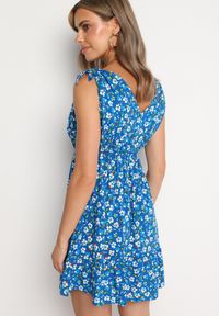 Born2be - Niebieska Rozkloszowana Bawełniana Sukienka w Kwiaty z Gumką w Pasie Evieles. Okazja: na spacer, na co dzień. Typ kołnierza: dekolt w kształcie V. Kolor: niebieski. Materiał: bawełna. Wzór: kwiaty. Sezon: wiosna, lato. Styl: casual, klasyczny #7