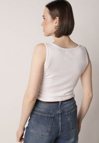 Born2be - Biały Prążkowany Top na Szerokich Ramiączkach z Bawełny Zdobiony Guzikami Bernella. Okazja: na spacer. Kolor: biały. Materiał: prążkowany, bawełna. Długość rękawa: na ramiączkach. Wzór: aplikacja. Sezon: zima, lato. Styl: elegancki #6