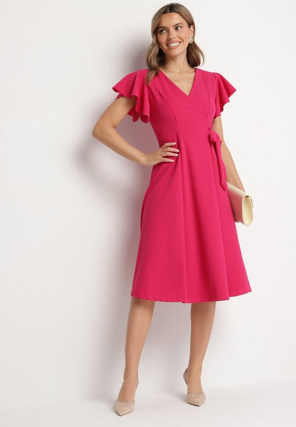 Born2be - Fuksjowa Rozkloszowana Sukienka Kopertowa z Wiązaniem w Talii Dannila. Kolor: różowy. Wzór: aplikacja. Typ sukienki: kopertowe