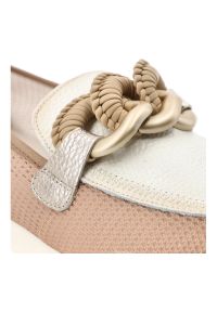 Półbuty damskie Hispanitas, ze skóry naturalnej z wsuwanym krojem i ozdobą na podbiciu posiada przeszycia na cholewce, beżowe, HV264834 Formentera-V2. Okazja: na co dzień. Kolor: beżowy. Materiał: skóra. Szerokość cholewki: normalna. Wzór: aplikacja. Sezon: wiosna, lato. Styl: casual, elegancki, klasyczny #4