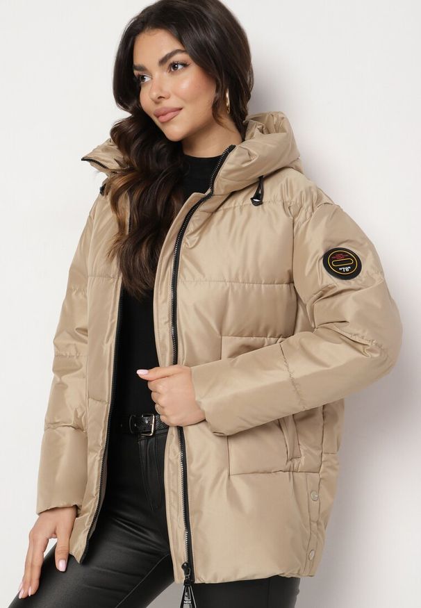 Born2be - Beżowa Pikowana Kurtka Mocno Ocieplana Zdobiona Naszywką Leanith. Okazja: na co dzień. Kolekcja: plus size. Kolor: beżowy. Długość: długie. Wzór: aplikacja. Materiał: jeans, tkanina. Długość rękawa: długi rękaw. Sezon: zima. Styl: klasyczny, elegancki, casual