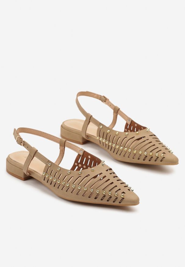 Renee - Ciemnobeżowe Sandały Vices w Stylu Mules z Nitami i Drobnymi Wycięciami Vevalora. Okazja: na co dzień. Kolor: beżowy. Obcas: na obcasie. Styl: elegancki, casual. Wysokość obcasa: średni