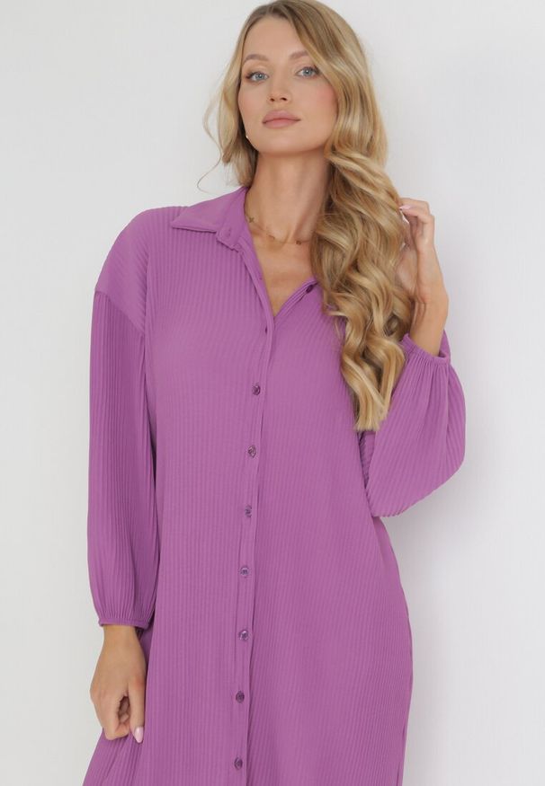 Born2be - Fioletowa Koszulowa Sukienka Midi z Plisowanej Tkaniny z Guzikami Safira. Kolor: fioletowy. Materiał: tkanina. Sezon: wiosna, jesień. Typ sukienki: koszulowe. Długość: midi