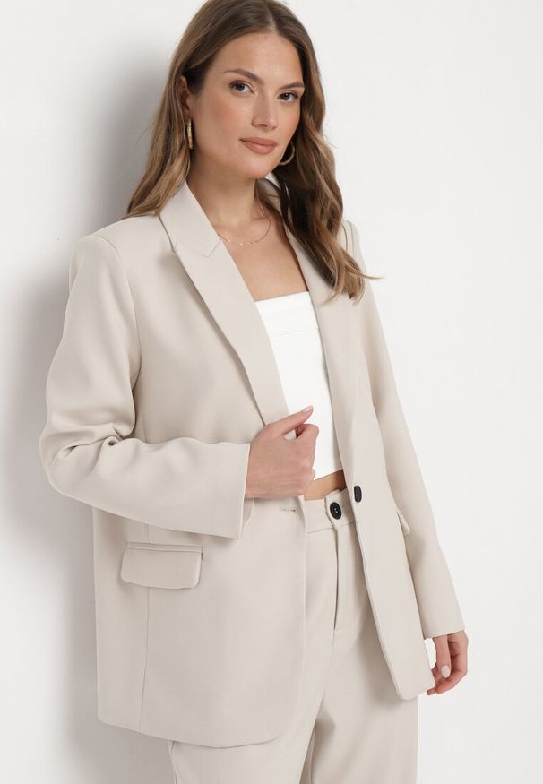 Born2be - Beżowa Pudełkowa Marynarka z Kieszeniami z Klapami i Guzikiem Marviana. Kolor: beżowy