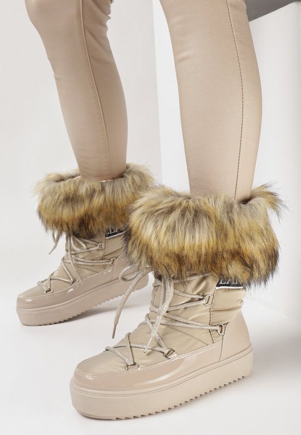 Born2be - Ciemnobeżowe Śniegowce na Grubej Podeszwie z Futerkiem i Napisem Vallora. Zapięcie: pasek. Kolor: beżowy. Materiał: futro. Wzór: napisy