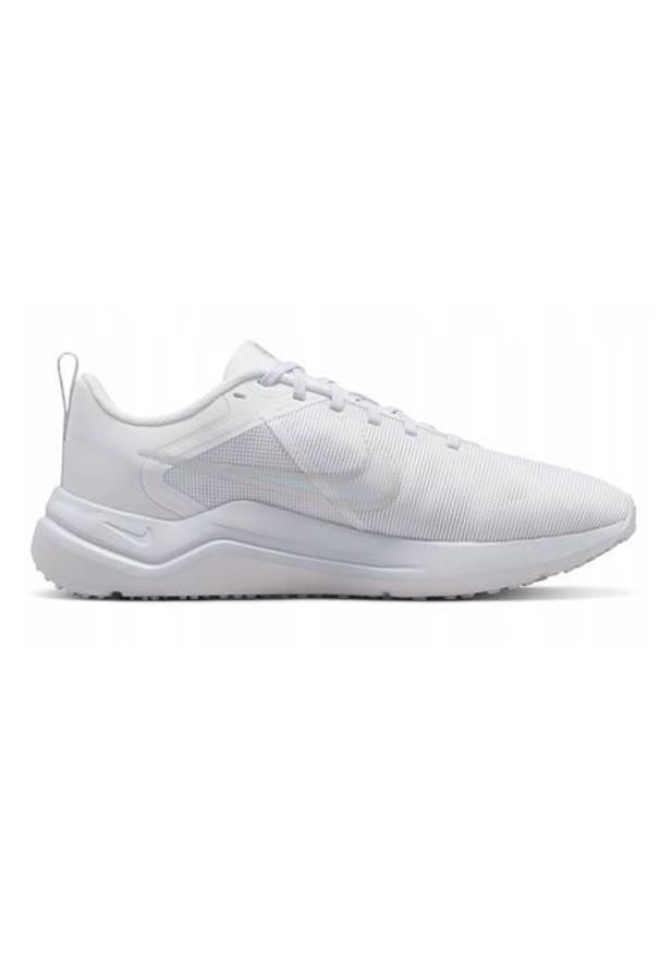Buty do biegania męskie Nike Downshifter 12. Kolor: biały. Materiał: materiał, syntetyk. Szerokość cholewki: normalna. Model: Nike Downshifter