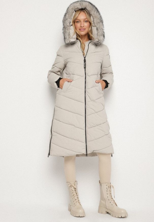 Born2be - Beżowa Długa Kurtka z Pikowanymi Przeszyciami i Kapturem z Futerkiem Galella. Okazja: na co dzień. Kolor: beżowy. Materiał: futro. Długość: długie. Styl: klasyczny, casual, elegancki