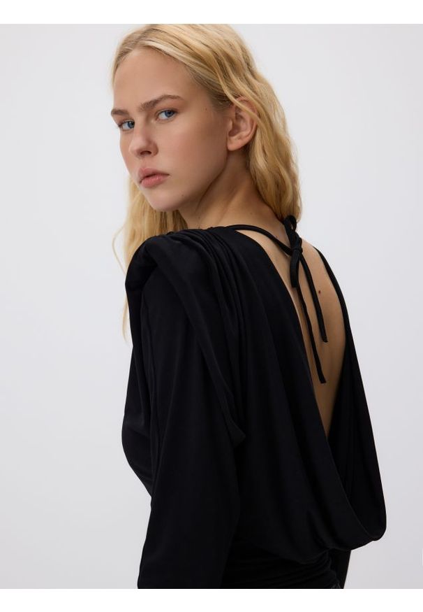 Reserved - Bluzka z poduszkami na ramionach - czarny. Kolor: czarny. Materiał: dzianina
