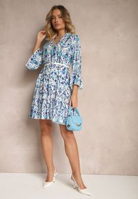 Renee - Niebieska Sukienka z Wiskozą o Rozkloszowanym Kroju w Etniczny Print Aledia. Okazja: na co dzień. Kolor: niebieski. Materiał: wiskoza. Wzór: nadruk. Sezon: lato, wiosna. Typ sukienki: proste, rozkloszowane. Styl: casual