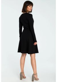 BeWear - Rozkloszowana kopertowa wiązana sukienka czarna. Okazja: na co dzień, do pracy. Kolor: czarny. Typ sukienki: kopertowe. Styl: casual. Długość: midi #2