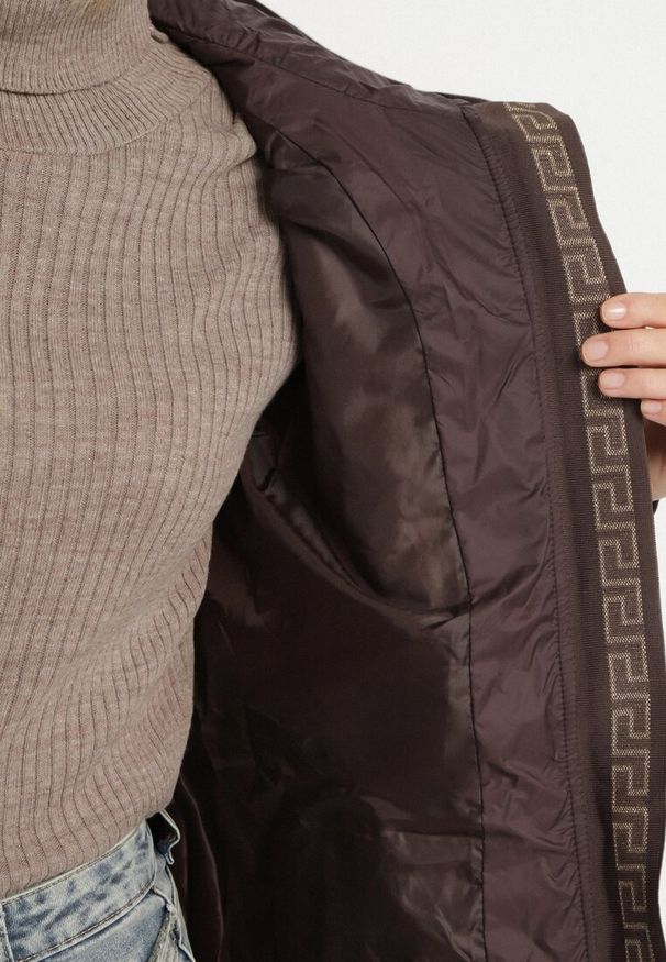 Born2be - Brązowa Pikowana Kurtka z Kapturem i Ściągaczami w Talii Tiobelle. Okazja: na spacer. Typ kołnierza: kaptur. Kolor: brązowy. Materiał: poliester, jeans, skóra. Styl: sportowy, klasyczny