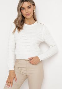 Born2be - Biały Klasyczny Sweter z Napami Tavai. Kolor: biały. Długość rękawa: długi rękaw. Długość: długie. Styl: klasyczny #1