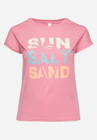 Born2be - Różowa Bluzka T-shirt z Napisem na Przodzie Vanneli. Okazja: na co dzień. Kolor: różowy. Materiał: materiał. Długość rękawa: krótki rękaw. Długość: krótkie. Wzór: napisy. Styl: casual #6
