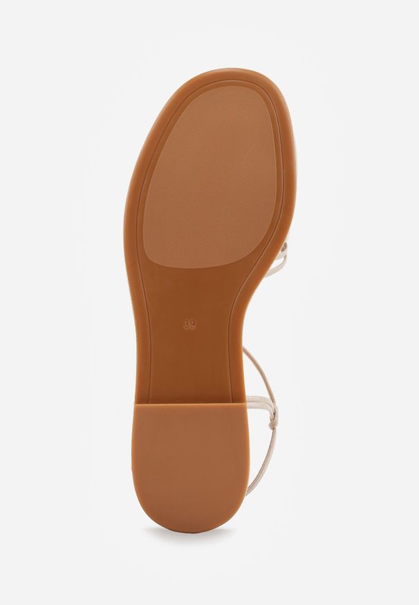 Born2be - Ciemnobeżowe Płaskie Sandały VICES z Paskiem w Kształcie T i Zakrytym Noskiem Ciradyl. Okazja: do pracy, na co dzień, na spotkanie biznesowe. Zapięcie: pasek. Kolor: beżowy. Materiał: jeans, len. Styl: biznesowy, casual