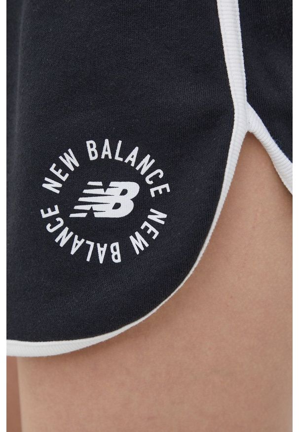 New Balance szorty WS21800BK damskie kolor czarny z nadrukiem high waist. Stan: podwyższony. Kolor: czarny. Materiał: bawełna, materiał. Wzór: nadruk