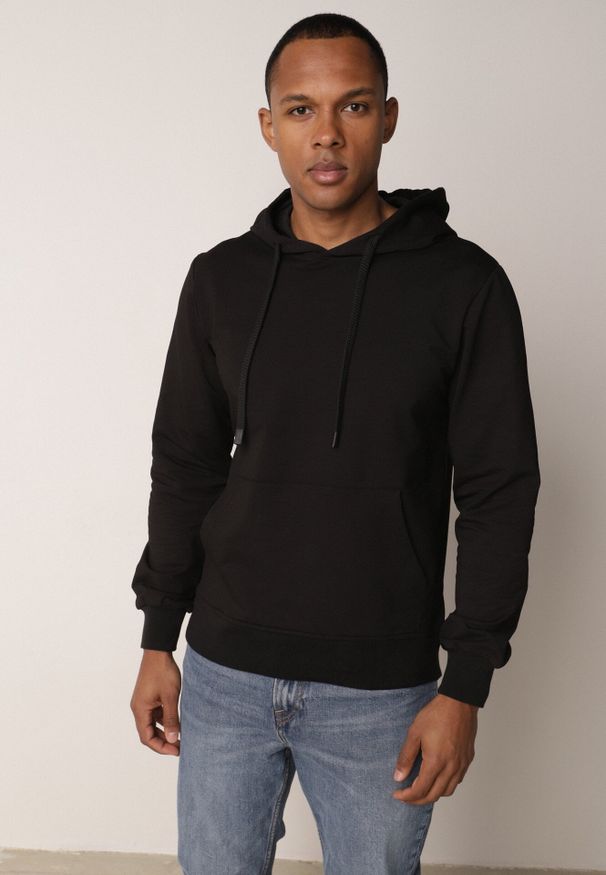 Born2be - Czarna Bluza z Kapturem i Kieszenią Typu Kangur Aqialei. Okazja: na co dzień. Typ kołnierza: kaptur. Kolor: czarny. Materiał: jeans, dresówka. Wzór: gładki. Styl: casual