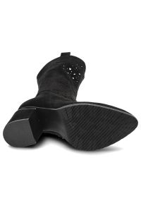 Czarne Kozaki S.Barski Modne Kozaki Damskie. Okazja: na co dzień. Kolor: czarny. Szerokość cholewki: normalna. Wzór: ażurowy. Materiał: skóra ekologiczna. Sezon: wiosna, lato. Obcas: na obcasie. Styl: klasyczny, casual, rockowy, elegancki. Wysokość obcasa: średni #3