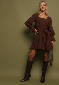 Born2be - Brązowa Sukienka Vices z Siateczkowymi Rękawami i Wiązanym Paskiem Resnala. Okazja: na co dzień. Typ kołnierza: dekolt kwadratowy. Kolor: brązowy. Materiał: materiał. Typ sukienki: rozkloszowane. Styl: casual, elegancki #4