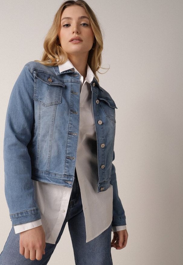 Born2be - Jasnoniebieska Jeansowa Kurtka z Przetarciami i Kieszeniami z Klapami Hazelle. Okazja: na co dzień. Kolor: niebieski. Materiał: jeans. Długość rękawa: długi rękaw. Długość: długie. Styl: klasyczny, casual