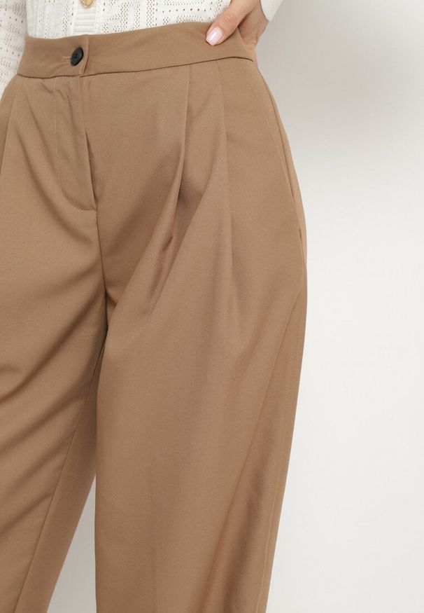 Born2be - Ciemnobeżowe Szerokie Spodnie Garniturowe High Waist Nalinas. Okazja: do pracy. Stan: podwyższony. Kolor: beżowy. Wzór: aplikacja. Styl: elegancki, klasyczny