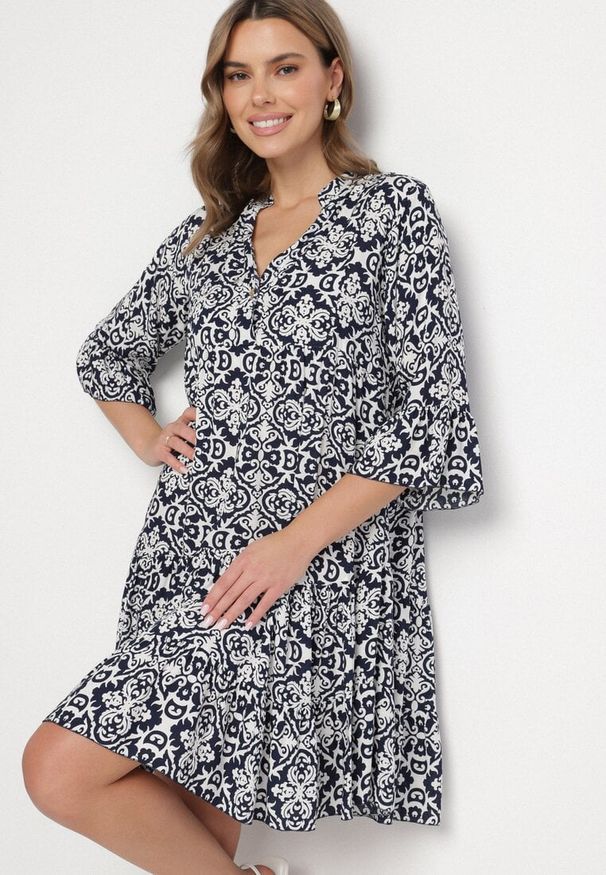 Born2be - Granatowa Bawełniana Sukienka Rozkloszowana z Falbanką w Ornamentalny Wzór Laneloren. Kolor: niebieski. Materiał: bawełna